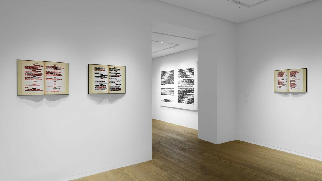 Emilio Isgrò, Rosso Shakespeare, veduta della mostra. Cortesia di Tornabuoni Art