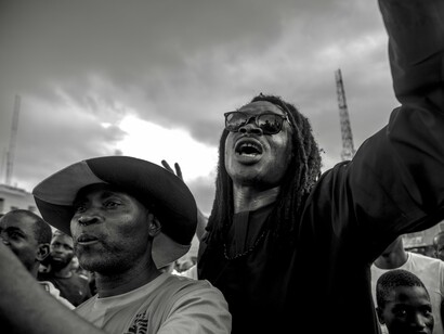 As manifestações pós-eleitorais em Moçambique têm sido objeto de análises acadêmicas e jornalísticas que destacam a interseção entre instabilidade política e histórico de conflitos armados na região centro-norte do país
