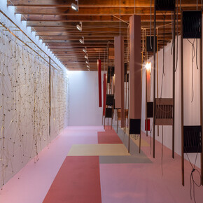 Leonor Antunes, Superficie, borde y vacíos (expandidos), vista de exhibición. Cortesía de kurimanzutto