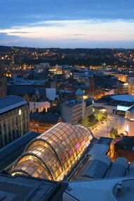 Sheffield, situata nel South Yorkshire, è famosa per la sua storia industriale e il ruolo centrale che ha avuto nella produzione dell’acciaio durante la Rivoluzione Industriale. Sheffield, UK
