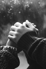 Guardava uma foto antiga dela na carteira, dizia ele. Uma imagem gasta pelos cantos, marcada pelo tempo, que ele carregava como prova e como ferida. Para ele, aquela fotografia era sua maior fortuna e também sua ruína: fortuna por lembrar dos instantes em que o amor parecia possível e inteiro; ruína porque a lembrança era também um corte que não cicatrizava. Essa ambivalência era, talvez, o núcleo de sua história com ela: algo que enaltecia e destruía em igual medida, uma memória que alimentava saudade e dor lado a lado