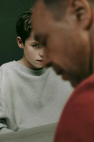 Adolescencia es una miniserie de Netflix que explora con profundidad y sensibilidad las experiencias emocionales y sociales de los jóvenes durante esta etapa crucial de la vida