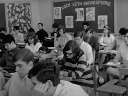 L'enseignant demande à tous les élèves de commencer à noter dans le documentaire "Les défricheurs"