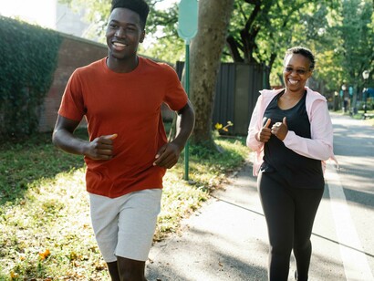Ao meu lado, uma mulher vinda do cruzamento da frente caminha apressada, pára de repente, murmura qualquer coisa durante uns minutos e retoma a marcha. Demoro um pouco a perceber: parava apenas para contar os passos seguintes


