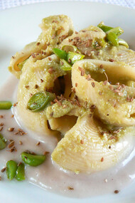 Conchiglioni bio con crema di Fave e Sorgo al profumo di semi di Anice
