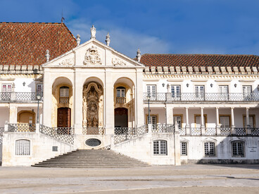 Paula nos dejó este pasado 8 de febrero. Y nosotros seguiremos aquí, construyendo con las piedras que ella talló. Para que las nuevas generaciones reciban algo del brillo que emana la razón emotiva, la más inteligente.  Universidade de Coimbra, Portugal