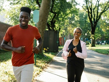 Passam turistas, indiferentes, e uns espécimes engraçados de classe média: ténis de marca, meias curtas a combinar com a t-shirt do crocodilo, óculos escuros, corpo direito, passo estugado. Bebem sumos naturais, preferencialmente detox, como se pudessem purificar o fígado ou a vida inteira