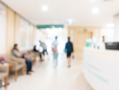 La educación en contextos de enfermedad opera como un factor terapéutico que contribuye al bienestar emocional, la resiliencia y la construcción de sentido durante procesos clínicos complejos