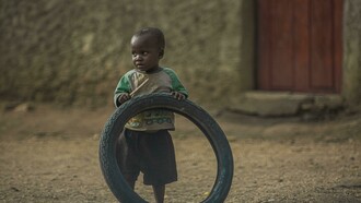 O país tem instituições do Estado que lidam com a assistência social mas pelos vistos nenhum deste canais ou instituição é capaz de dar uma resposta a este cenário triste. Por outro lado temos também muitas organizações da sociedade civil que gerenciam projectos de assistência social e de área especificamente ligadas a crianças, mas também nada acontece. Há também ONGs ligadas a varias áreas que tem projectos sociais ligados as crianças e não se vê nenhuma solução a vista, estas crianças estão entregues a sua sorte até que um dia apareça uma viatura desgovernada que lhes atropelem para que se desperte para uma reflexão em torno deste fenómeno