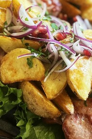 Para finalizar, compartilhamos também outro prato com pedaços de carne de porco marinada e grelhada na brasa, dando aquele sabor defumado característico e que vieram com batatas em gomos assada e um molho à base de tomate e páprica. Juro, não sei quais os temperos ou a história da gastronomia Georgiana, mas tudo que comemos estava sensacional, foi realmente uma refeição memorável! 