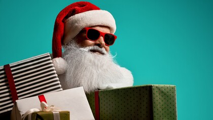 Le origini di Babbo Natale affondano nella figura storica di San Nicola di Myra, vescovo del IV secolo noto per la sua generosità verso i più poveri  