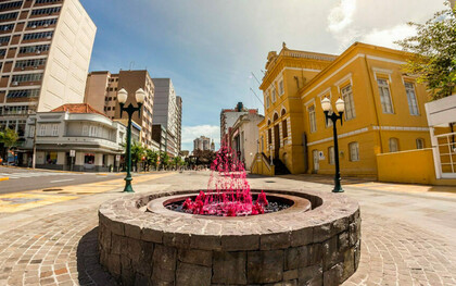 Bento não é apenas a capital brasileira do vinho é um lugar onde o tempo parece andar devagar, onde as pessoas ainda se cumprimentam na rua e onde o trabalho nas vinícolas faz parte da rotina de muitas famílias há gerações. É uma cidade que carrega o sotaque italiano em cada esquina e o orgulho de quem aprendeu com os antepassados a transformar uvas em histórias