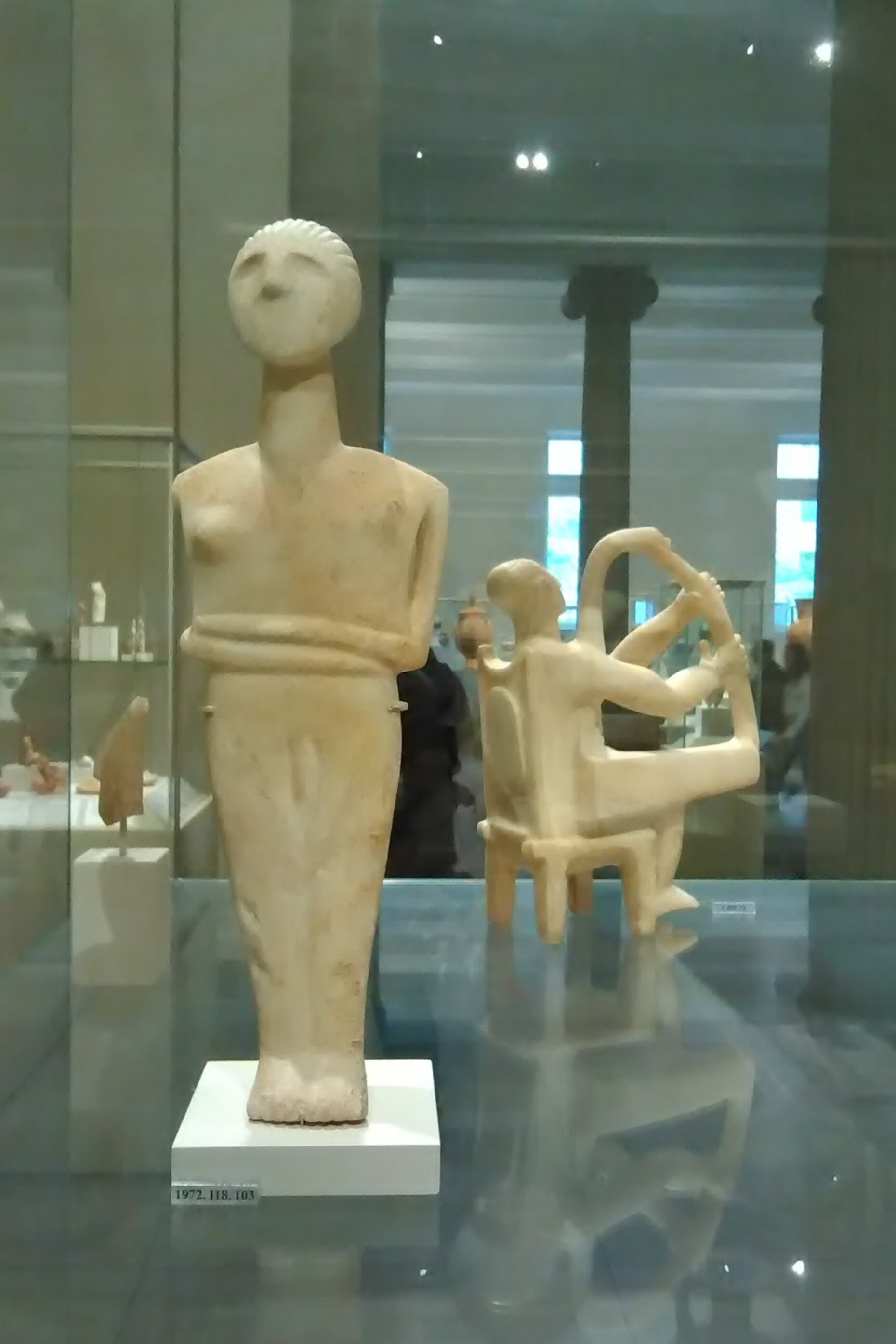 Cycladic figures from the Metropolitan Museum Meer