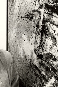 La pintora alicantina, Juana Francés, junto a una de sus obras