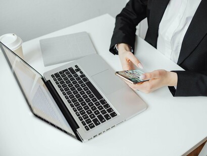 Mulher trabalha em seu computador e smartphone. A entrada do Threads no universo da publicidade digital marca um momento importante para o mercado. Para anunciantes e marcas, a plataforma pode representar uma oportunidade de diversificação e pioneirismo, especialmente enquanto os custos de mídia ainda estão baixos e a concorrência é menor