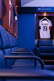 Le stade, d'une capacité de 47 929 spectateurs, est le domicile du club de football Paris Saint-Germain (PSG) depuis 1974