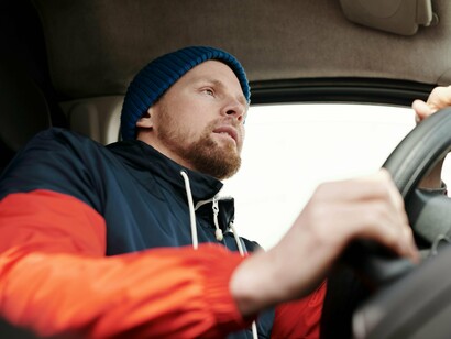 E aí, percebeu? O bem de produção aqui não é o carro, é a infraestrutura do app. Aliás, o seu passageiro pode te tirar da jogada. Ele só precisa te dar nota baixa. O motorista, ele pode te dar um belo prejuízo, basta ele não encerrar a corrida paga com dinheiro vivo. Vejamos, você fornece a sua mão de obra, seu bem. A plataforma oferece a infraestrutura



