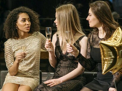 Amigas em encontro. Conforme assevera Shelling, o (in)sensível, em Literatura, depreende-se quando o “Eu”, portanto, não é sensível se não existe nele uma actividade que ultrapassa o limite. Devido a esta actividade, o “Eu” deve, para ser sensível a si mesmo, colher em si o estranho


