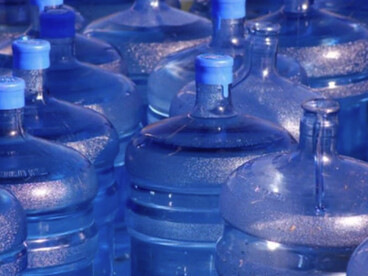 El botellón que se vende como la opción “más saludable” a menudo no declara cuánto calcio y magnesio contiene. Y el silencioso resultado de esa opacidad es que el consumidor decide a ciegas