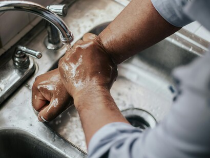 La correcta higiene de manos disminuye las infecciones asociadas a la atención en salud y mejora los resultados clínicos