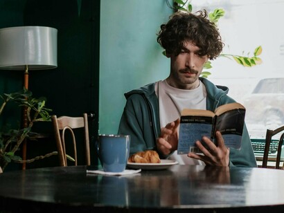 Sim, o silêncio. Esse recurso que parece simples demais para ser revolucionário, mas que age como uma tecnologia natural — talvez a mais eficiente de todas — capaz de calibrar a mente, acalmar emoções e abrir espaço para pensamentos realmente originais