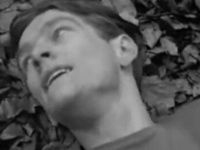 Reactiva ante las producciones de la industria hegemónica del momento, la estética promovida por el «Manifiesto de los jóvenes airados» que integraron esa escuela británica se apartaba por completo de los gustos de las grandes productoras para trabajar con equipos de bajo coste, equivalentes a los propios de un documental. Tom Courtenay.1962, corriendo en la película "La soledad del corredor de fondo", Surrey, Inglaterra