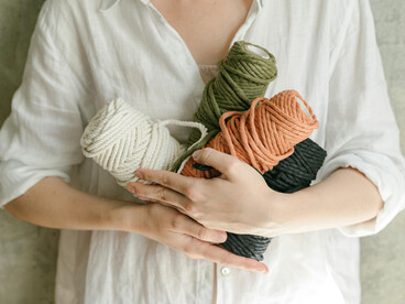 Tejer me enseñó que, así como una prenda se construye hebra a hebra, también la vida se reconstruye decisión tras decisión, con constancia y amor propio