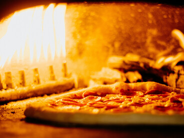 Antes de ser italiana, la idea de la pizza ya existía en civilizaciones antiguas como Egipto, Grecia y Roma, en forma de panes planos con distintos condimentos