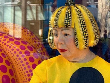 L'artista giapponese Yayoi Kusama in versione robot presso una boutique Louis Vuitton