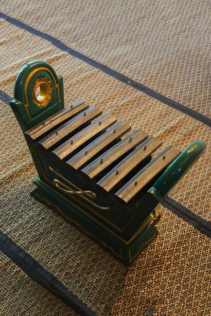 Jompet Kuswidananto, Gamelan Kyai setrodinomo (detail 2), 2025. Courtesy of Ames Yavuz 