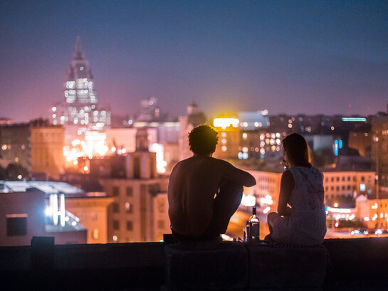 La ville s’embrase de lumière artificielle, mais ses ombres racontent les oubliés