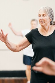 Embora envelhecer seja uma parte natural da vida, entender esse processo pode ajudar a promover um envelhecimento saudável e ativo