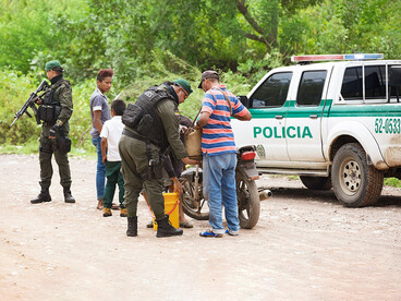 Policías en un operativo de droga en Colombia. Los cárteles y organizaciones delictivas han logrado extender sus operaciones más allá de las fronteras nacionales, articulando rutas, financiamiento y estructuras que desafían a los Estados