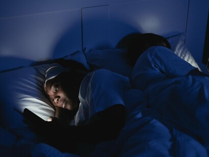 Quanto mais tempo passamos diante das telas, menos o sono chega. Pode parecer exagero, mas há uma explicação científica bem clara por trás disso. O hormônio que regula o sono (melatonina) é diretamente inibido pela luz azul emitida por telas de celulares, computadores e televisores. Essa luz confunde o relógio biológico do nosso corpo, fazendo o cérebro acreditar que ainda é dia, mesmo quando já passa da meia-noite



