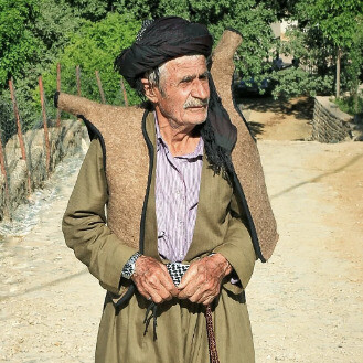 Il faranji è un mantello tradizionale, diffuso in diverse regioni del mondo islamico, utilizzato come indumento esterno per proteggere dal freddo e al tempo stesso esprimere uno status sociale e culturale