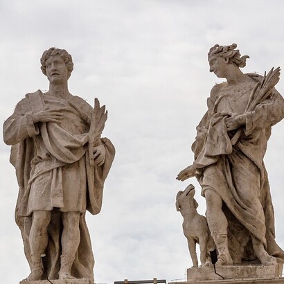 Martiri e santi decorano il colonnato berniniano in Piazza San Pietro, Città del Vaticano
