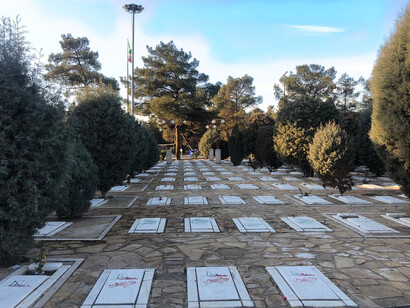 Amigos que ya cuentan los que a su alrededor se van muriendo y se van quedando solos en un mundo que les es bastante extraño. Cementerio Behesht-e Zahra, Teherán, Irán