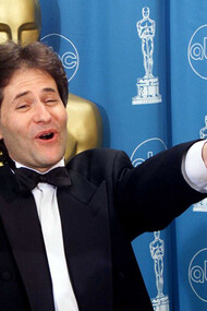 James Horner sostiene los dos Oscar conseguidos por "Titanic" (1997)