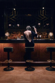 Con The Substance (2024), Coralie Fargeat combina body horror y sátira para criticar los estándares de belleza y el edadismo en Hollywood a través de la historia de una actriz que lucha por su identidad