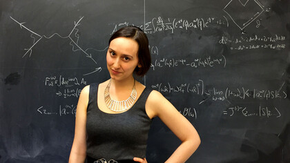 La trayectoria de Sabrina Gonzalez Pasterski encarna el talento de la inmigración latinoamericana en Estados Unidos y demuestra cómo la excelencia científica puede nacer de la perseverancia, la educación pública y una vocación temprana por comprender el universo