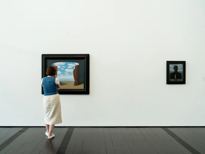 René Magritte, Foyer installation, René Magritte, exhibition view. Courtesy of Menil