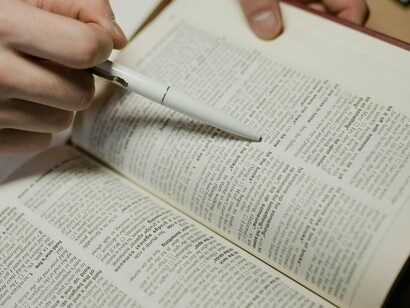 Une personne étudie et lit un livre en anglais