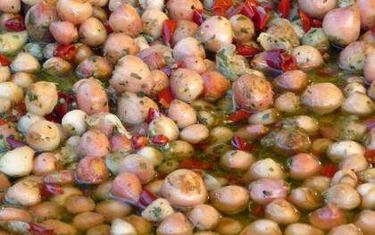 I lampascioni sono piccoli bulbi selvatici dal sapore amarognolo, molto usati nella cucina tradizionale pugliese e lucana. Una delle preparazioni più diffuse è quella dei lampascioni è lessati e conditi con olio extravergine d’oliva, aceto, aglio e prezzemolo