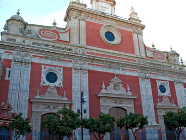 A finales del siglo XVII se encontraba en un estado de deterioro avanzado. y se decidió su demolición y posterior reconstrucción en estilo barroco. Las obras, dirigidas por el arquitecto leonés Leonardo de Figueroa, comenzaron en 1674 y concluyeron en 1712.  Fachada de la iglesia del Divino Salvador, Sevilla, España