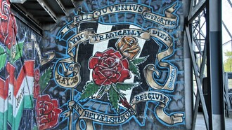 "In memoria dei tifosi morti prima della finale di Coppa Europa Juventus-Liverpool allo stadio Heysel di Bruxelles nel maggio 1985". Questo graffito si trova anche sul fondo della tribuna Aad Mansveld.
Questo stadio sarà demolito alla fine del 2007
