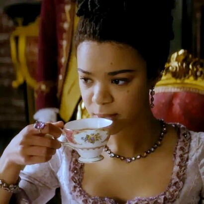 I servizi da té in porcellana, spesso decorati con motivi floreali o dorature, diventano nelle serie storiche veri e propri simboli di status e raffinatezza. Nella foto l'attrice India Amarteifio interpreta la Regina Carlotta nella serie "Queen Charlotte: A Bridegerton Story"