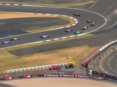 La comunità della Formula 1 ha reagito con entusiasmo: compagni e rivali come Sainz, Alonso o Verstappen hanno elogiato una carriera paziente e meritata, celebrando il successo come giusto riconoscimento al talento di Hulkenberg