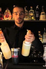 Un maestro coctelero preparando combinados con ron