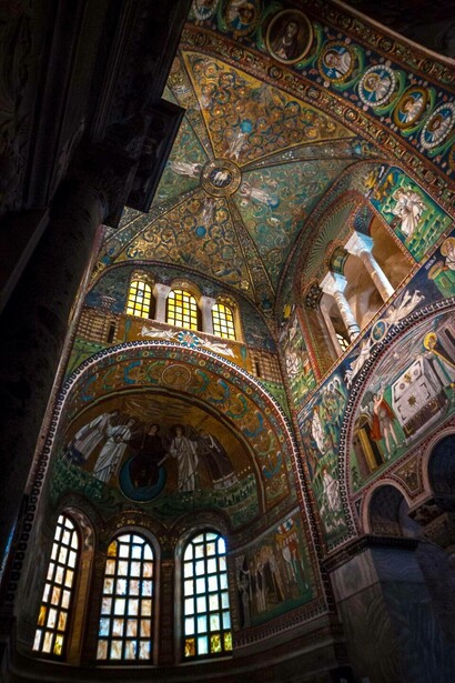 Veduta dei mosaici nell'abside all'interno della Basilica di San Vitale a Ravenna, Italia