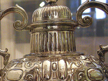 Jarras de plata para óleos. Tesoro de la iglesia colegial del Divino Salvador de Sevilla, España